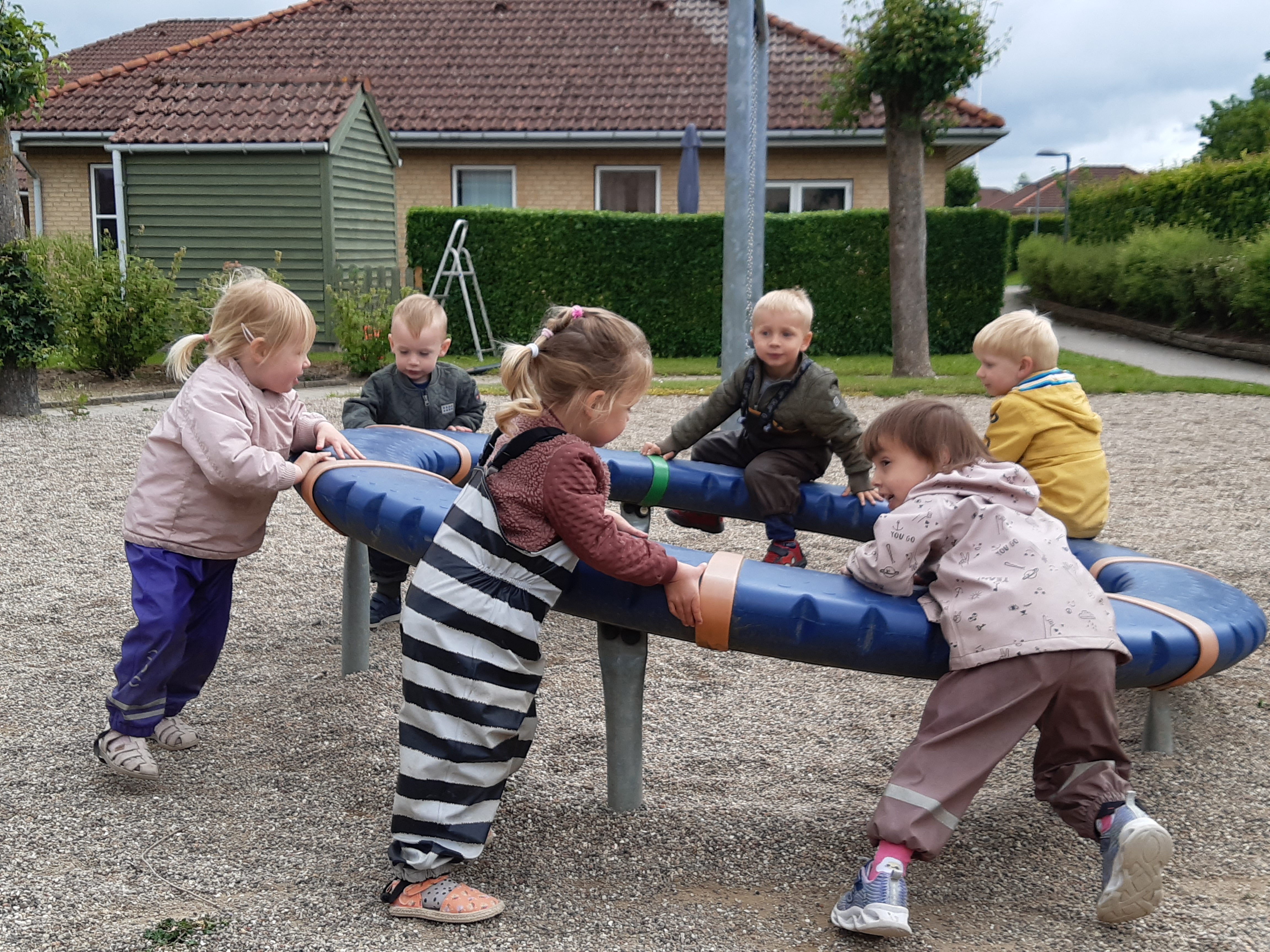 Børn leger på legeplads